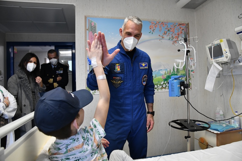 Ospedale Pediatrico Bambino Gesù – L’Astronauta Col. Walter Villadei di ritorno dalla ISS visita i piccoli pazienti ricoverati