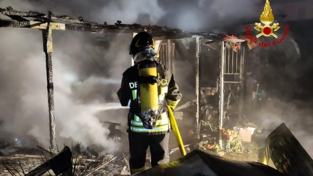 Mirano (VE) – Incendio di un magazzino deposito di attrezzi agricoli con all’interno una bombola di GPL