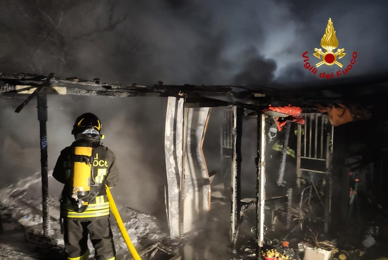 Mirano (VE) – Incendio di un magazzino deposito di attrezzi agricoli con all’interno una bombola di GPL
