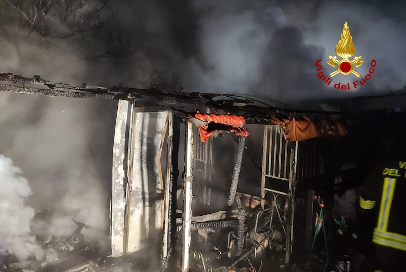 Mirano (VE) – Incendio di un magazzino deposito di attrezzi agricoli con all’interno una bombola di GPL