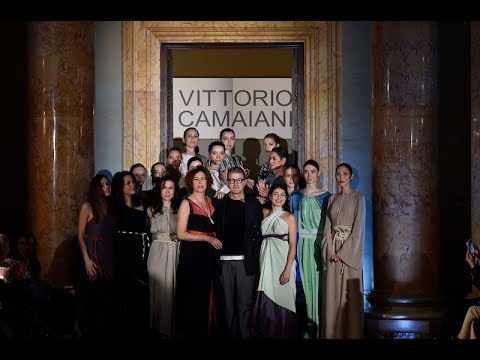 “Ritorno in Oriente” :  Essenzialità, tessuti e colori naturali nella collezione Primavera/Estate 2024 dello stilista Vittorio Camaiani