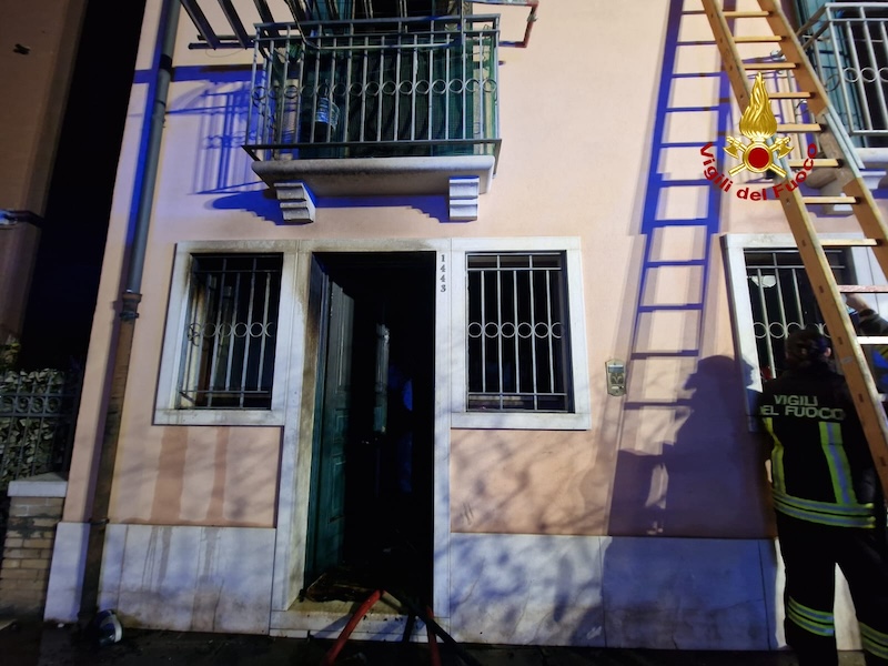 Chioggia (VE) – Tragico incendio mella notte in una abitazione: decedute 3 persone