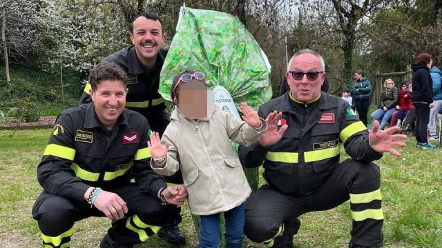 Treviso – I Vigili del fuoco donano un uovo di Pasqua agli ospiti della struttura dell’Associazione “La nostra famiglia”