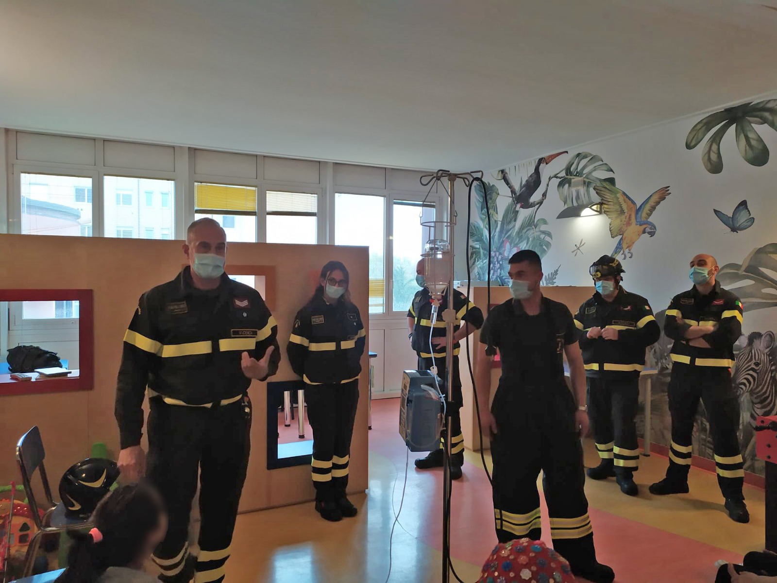 Vicenza – I Vigili del fuoco fanno visita ai piccoli pazienti del reparto Pediatria dell’Ospedale San Bortolo
