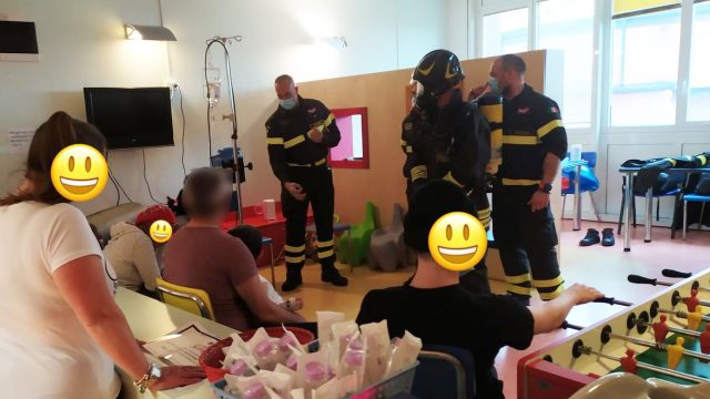 Vicenza – I Vigili del fuoco fanno visita ai piccoli pazienti del reparto Pediatria dell’Ospedale San Bortolo