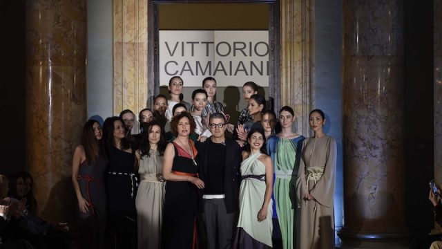 Vittorio Camaiani trionfa con la collezione Spring/Summer 2024 “Ritorno in Oriente” alla Galleria del Cardinale Colonna