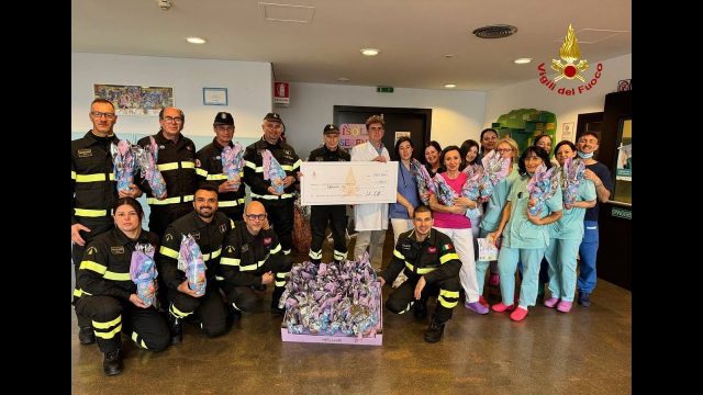 Treviso – I Vigili del fuoco hanno regalato le uova di Pasqua ai bambini ricoverarti nel reparto pediatrico all’Ospedale Ca’ Foncello