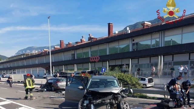 Pove del Grappa (VI) – Tragico incidente sulla SS47 Valsugana tra due auto ed una moto: 7 feriti tra cui un bambino di 2 anni in gravi condizioni