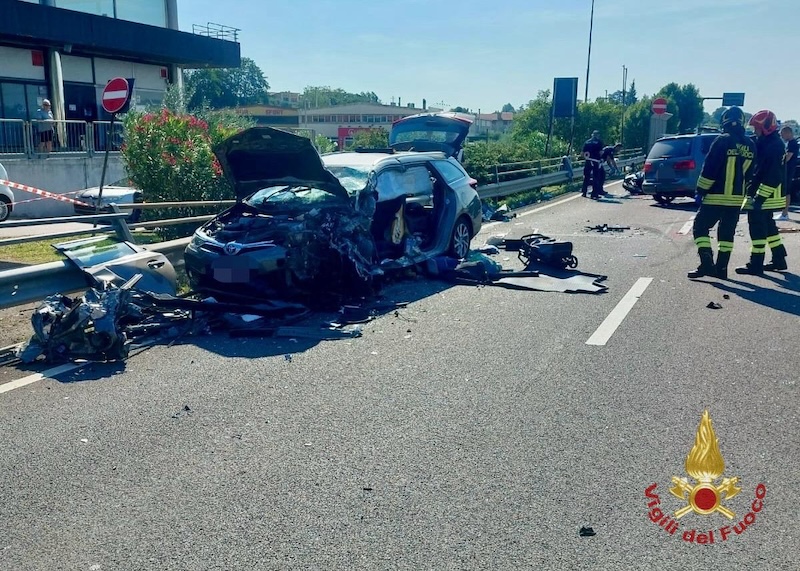 Pove del Grappa (VI) – Tragico incidente sulla SS47 Valsugana tra due auto ed una moto: 7 feriti tra cui un bambino di 2 anni in gravi condizioni