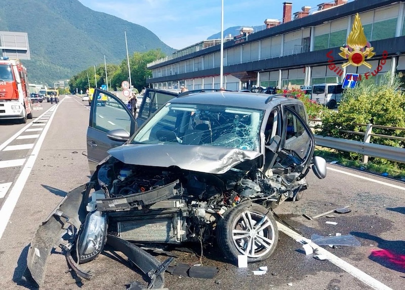 Pove del Grappa (VI) – Tragico incidente sulla SS47 Valsugana tra due auto ed una moto: 7 feriti tra cui un bambino di 2 anni in gravi condizioni