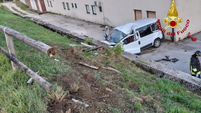 Belluno: Furgone per il trasporto persone finisce fuori strada sulla SS 50: 8 feriti tra cui tre in codice rosso