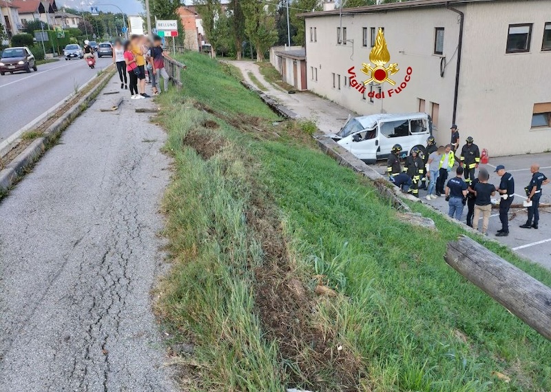 Belluno: Furgone per il trasporto persone finisce fuori strada sulla SS 50: 8 feriti tra cui tre in codice rosso