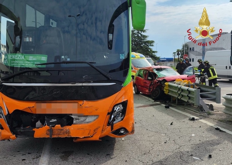 Mirano Loc. Ballò – Incidente mortale tra un pullman ed un auto in Via Stazione: Deceduto l’83enne alla guida dell’auto