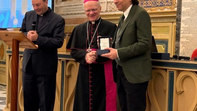 Anton Giulio Grande riceve il premio a Parole Aperte, l’evento dell’Anno Santo